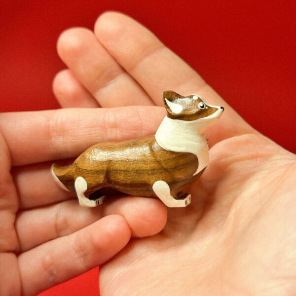 Резная деревянная брошь «Корги», РФ