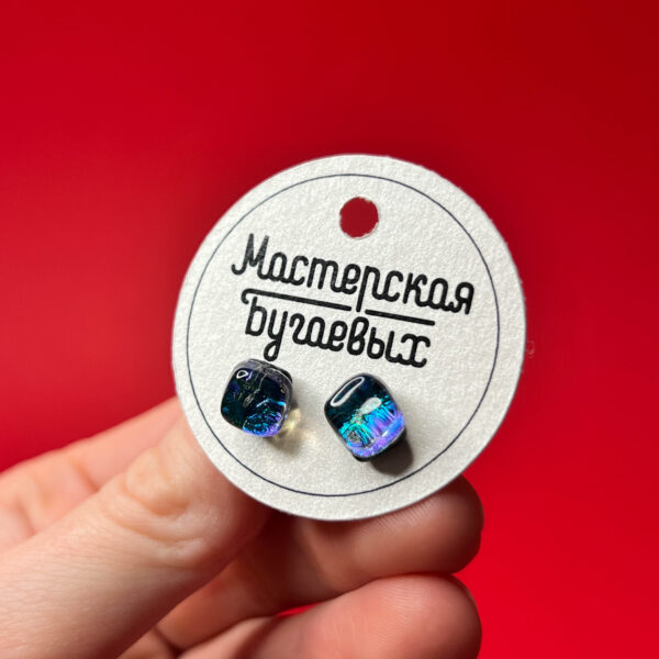 Серьги-гвоздики из дихроического стекла с сиянием зеленого и фиолетового цвета, №120, РБ