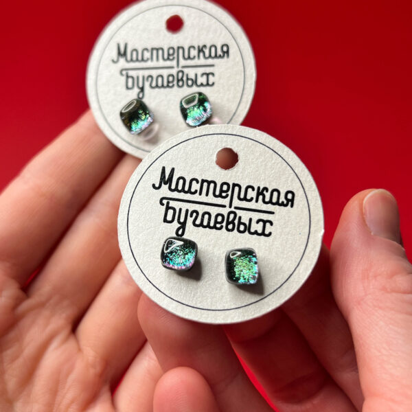Серьги-гвоздики из дихроического стекла с сиянием светлого зеленого и розового цвета, №127, РБ
