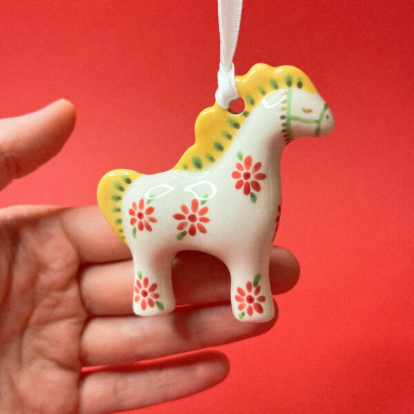 Керамическая игрушка на елку в виде лошадки "Солнечная грива", РФ