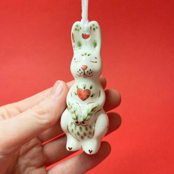Керамическая игрушка на елку в виде зайчика "Тепло в лапках", РФ