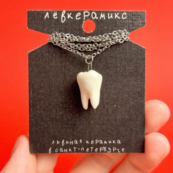 Кулон из фарфора в форме зуба "Клык полуночи", РФ