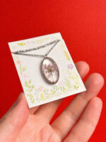 Кулон с сухоцветами в ювелирной смоле «Приглушенная фиалка», РФ — изображение 2