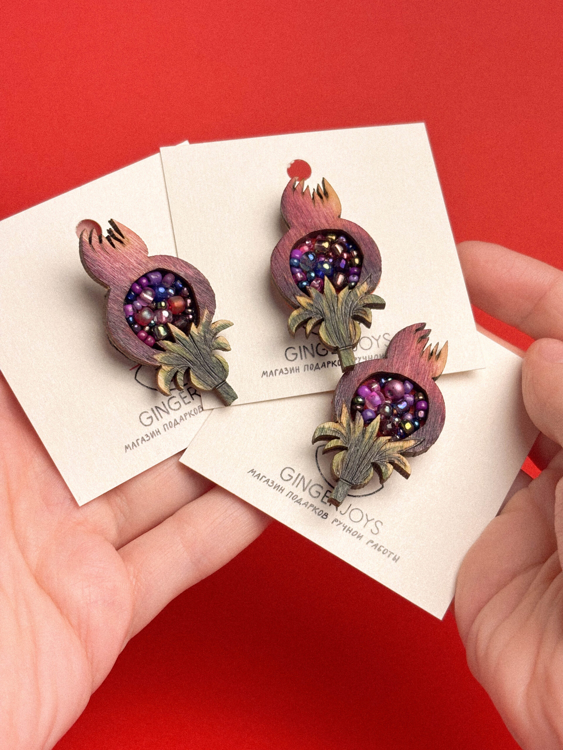 Малая деревянная брошь с вышивкой бисером "Гранат лилового цвета" в ассортименте, РБ